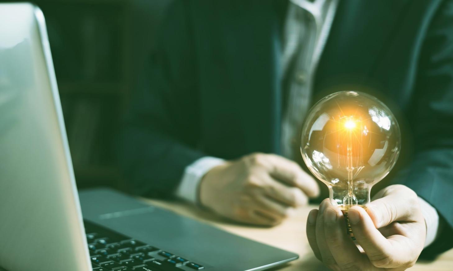 Teilnehmer bei der praktischen Anwendung von KI-Systemen in der Logistik